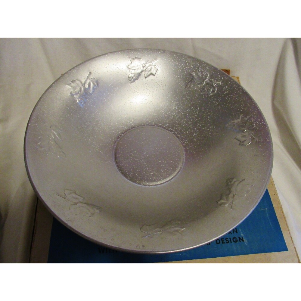 Vintage 1940 Westbend Aluminum Co. 14” Bowl Embossed Grapes Leaves  USA in Box